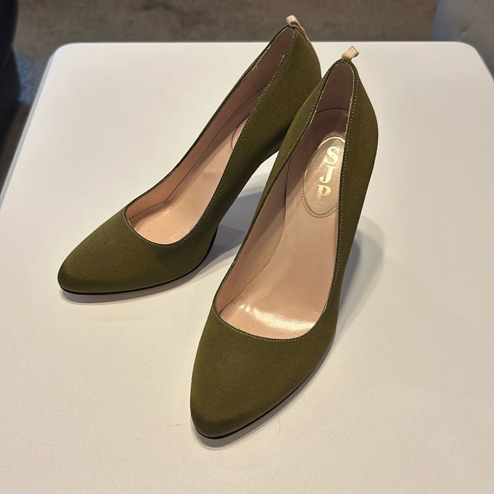EUC Sarah Jessica Parker olive green pumps!